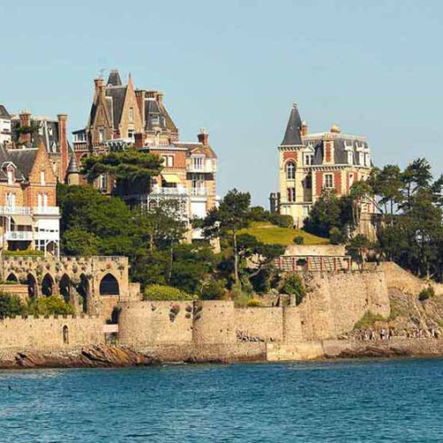 Face à Saint-Malo, au bord de l'eau